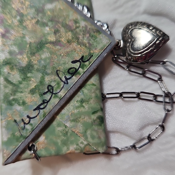 VINTAGE PIN MINITURE ENVELOPE WITH CHAIN AND HEART GREEN & SILVER - Picture 3 of 6